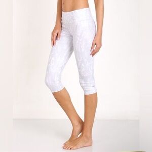 ALO Yoga Vapor Python Airbrush Capri Glossy size Medium